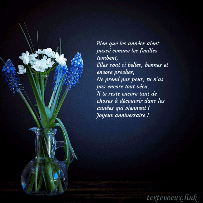 Carte de voeux avec des fleurs bleues dans un vase