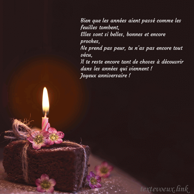 Carte animée - un gâteau avec une bougie allumée