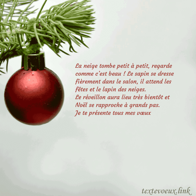 Carte postale avec un jouet d'arbre de Noël rouge