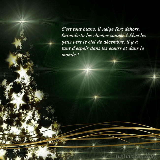 Une carte de Noël verte avec un sapin de Noël scintillant d'or