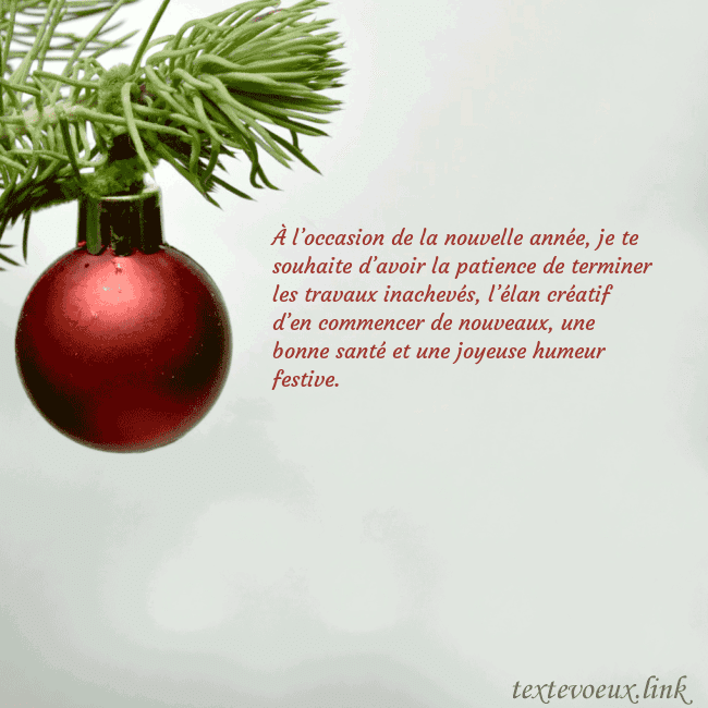 Carte postale avec un jouet d'arbre de Noël rouge À l’occasion de la nouvelle année, je te souhaite Carte postale avec un jouet d'arbre de Noël rouge