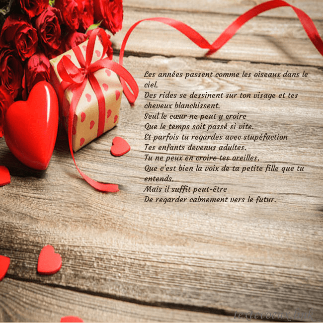 Carte de vœux avec coeur rouge et cadeau Les années passent comme les oiseaux dans le ciel. Carte de vœux avec coeur rouge et cadeau