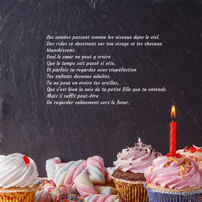 Cartes de vœux avec cupcakes et bougie Les années passent comme les oiseaux dans le ciel. Cartes de vœux avec cupcakes et bougie