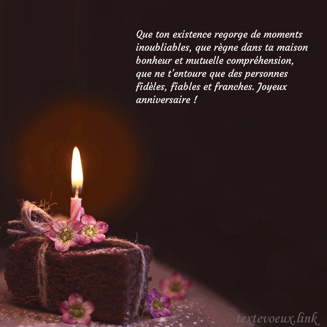 Carte animée - un gâteau avec une bougie allumée