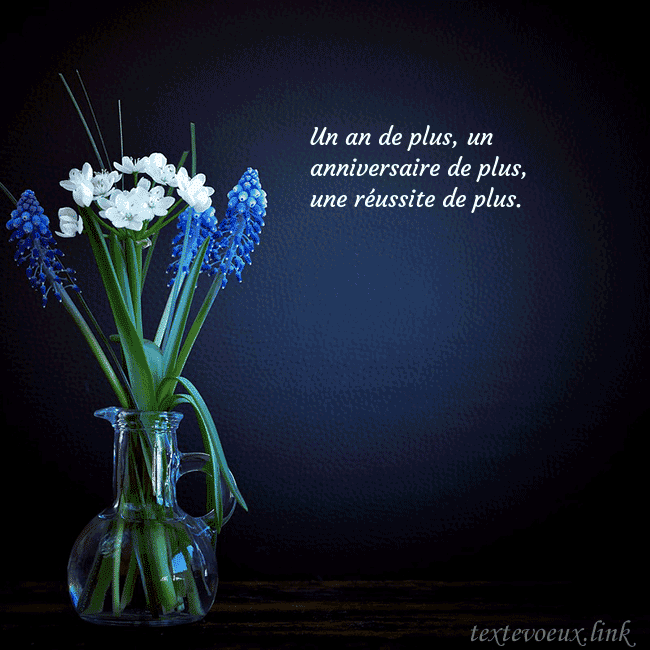 Carte de voeux avec des fleurs bleues dans un vase