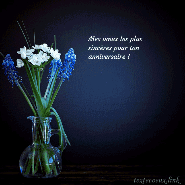 Carte de voeux avec des fleurs bleues dans un vase